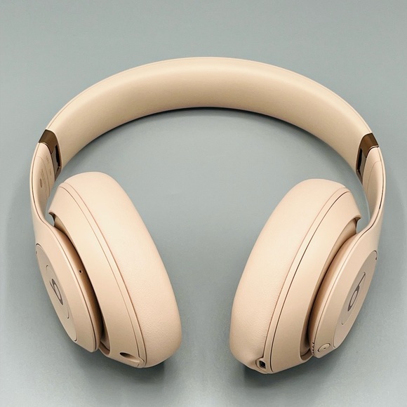 BEATS STUDIO PRO X KIM KARDASHIAN- MOON - Picture 1 of 12